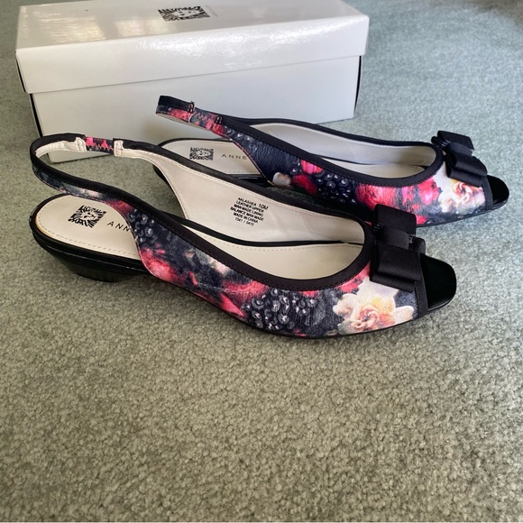 Anne Klein "iflex" 1.5" Heel Peep Toe Slingback Floral and Black ~10 M~ Classy - Picture 5 of 13
